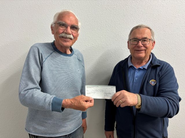 Chris Bencharski, Past State Deputy, presents a cheque from the Sask K of C Charitable Foundation to the Door of Hope. Accepting the cheque is Harry Ward, Chairman of the Board.